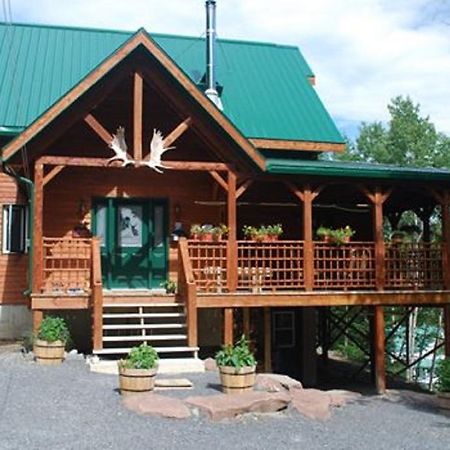 Auberge De La Riviere Matapedia - Matapedia River Lodge Routhierville Bagian luar foto