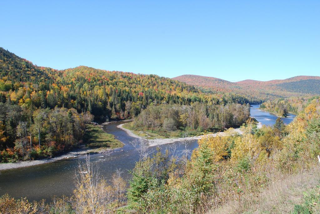 Auberge De La Riviere Matapedia - Matapedia River Lodge Routhierville Bagian luar foto