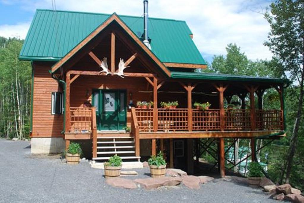 Auberge De La Riviere Matapedia - Matapedia River Lodge Routhierville Bagian luar foto