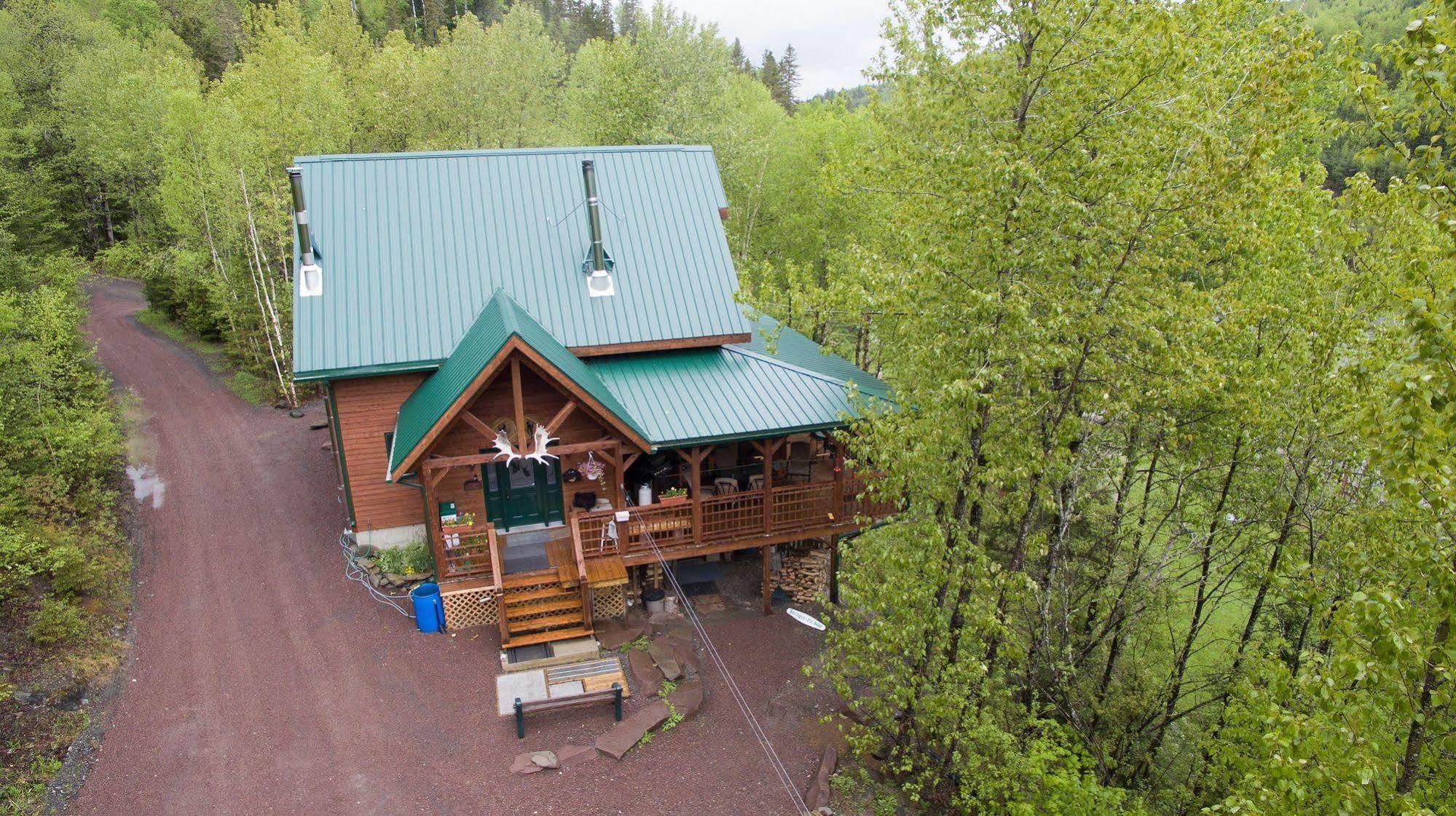 Auberge De La Riviere Matapedia - Matapedia River Lodge Routhierville Bagian luar foto
