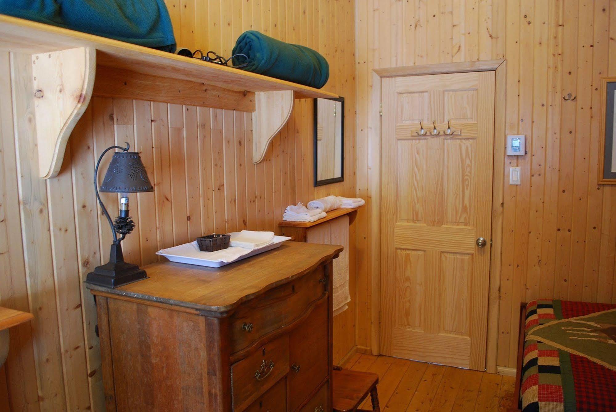 Auberge De La Riviere Matapedia - Matapedia River Lodge Routhierville Bagian luar foto